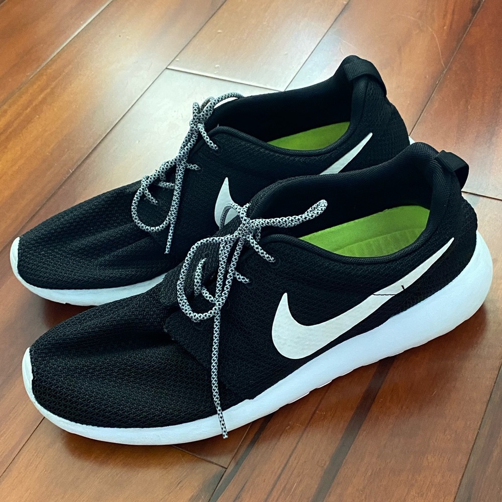 Nike Roshe One ID Women’s Shoe Black/White